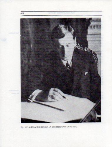 LAMINA V25653: Alessandri revisando La Constitucion 1925