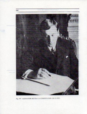 LAMINA V25653: Alessandri revisando La Constitucion 1925