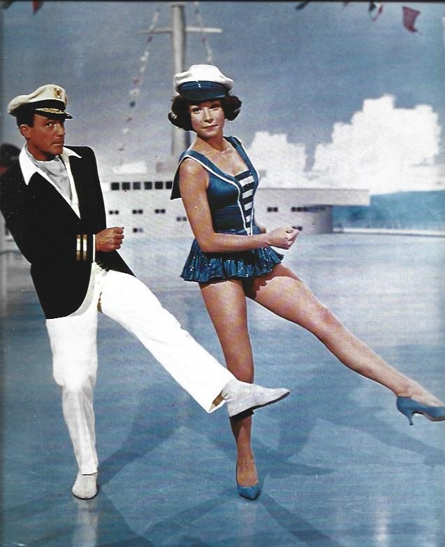 LAMINA 33988: Gene Kelly y Shirley MacLaine en Ella y sus maridos