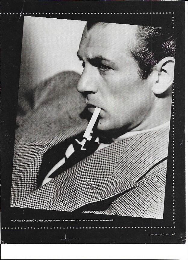 LAMINA 35250: Gary Cooper con un cigarrillo en la boca