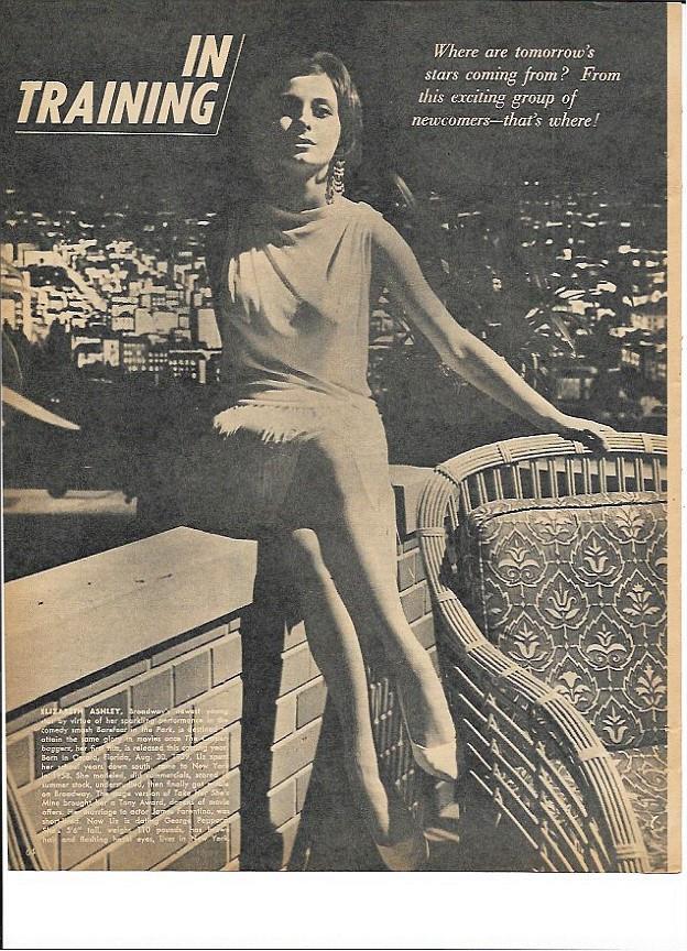 LAMINA 35354: Elizabeth Ashley posando