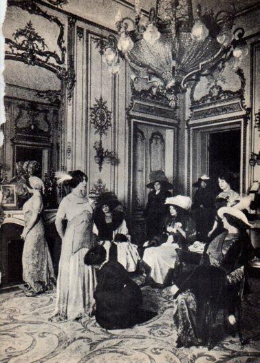 LAMINA V36370: Exhibicion modelos en Chez Martial et Armand 1910