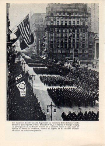 LAMINA V36401: El 369 Regimiento de Infanteria desfilando en la Quinta Avenida de Nueva York 1919