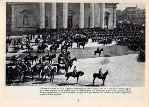LAMINA V36427: General Pilsudski ante la catedral de Vilna