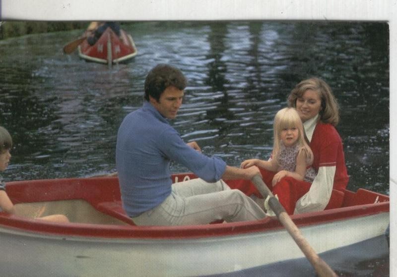 Postal: Escena familiar remando en el lago
