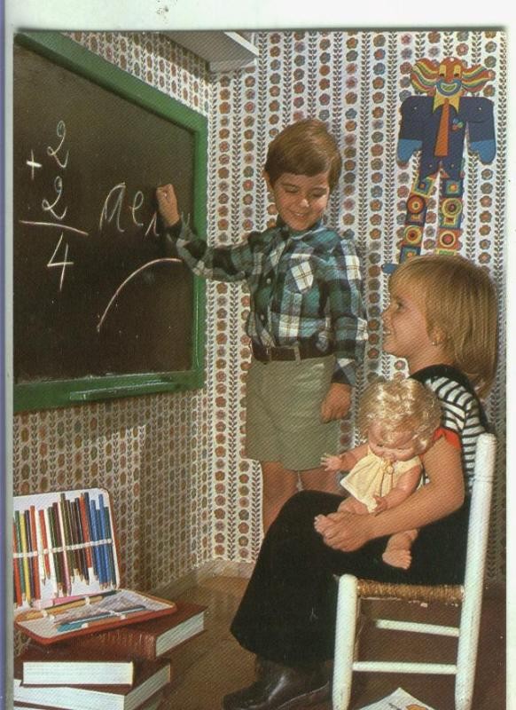 Postal: Escena familiar: Niños en clase