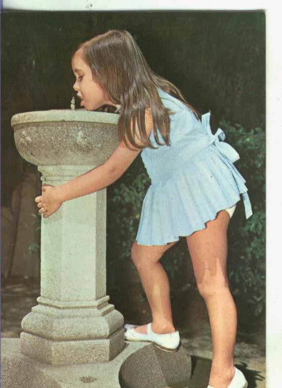 Postal: Escena familiar: Niña bebiendo agua