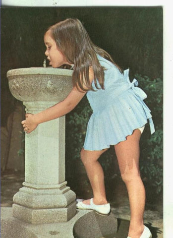 Postal: Escena familiar: Niña bebiendo agua