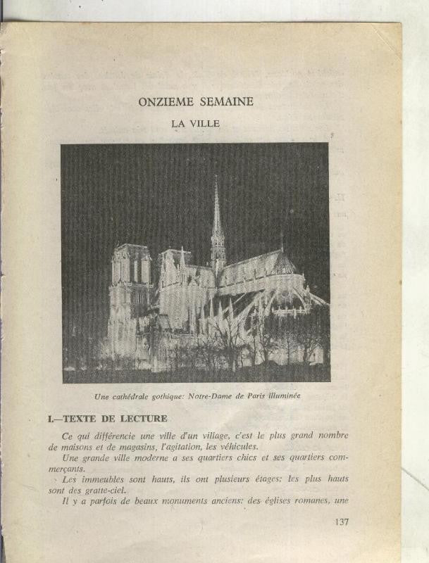 Foto: Une cathedrale gothique: Notre Dame de Paris illuminee