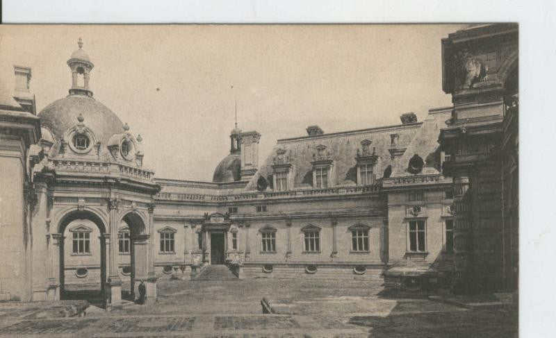 Postal B/N 0290 : Chateau de Chantilly: Cour d,Honneur et entree deu Musee