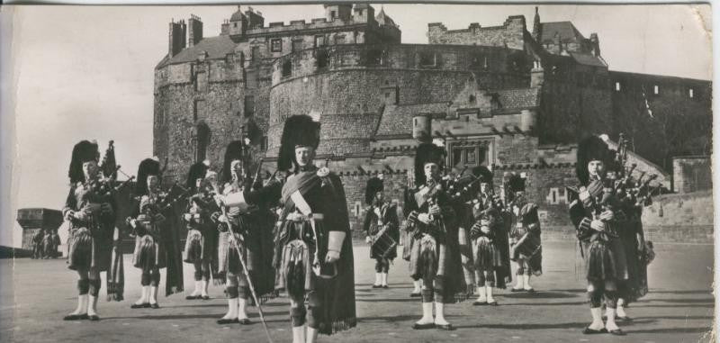 Postal castillos numero 017: Highland Pipers at edinburg Castle