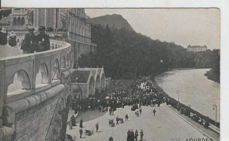 Postal B/N 0373 : Lourdes, La place de la grotte et le Gave