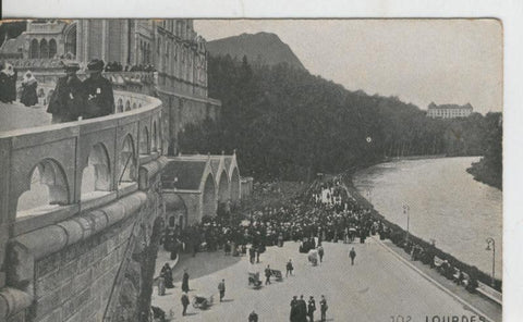 Postal B/N 0373 : Lourdes, La place de la grotte et le Gave