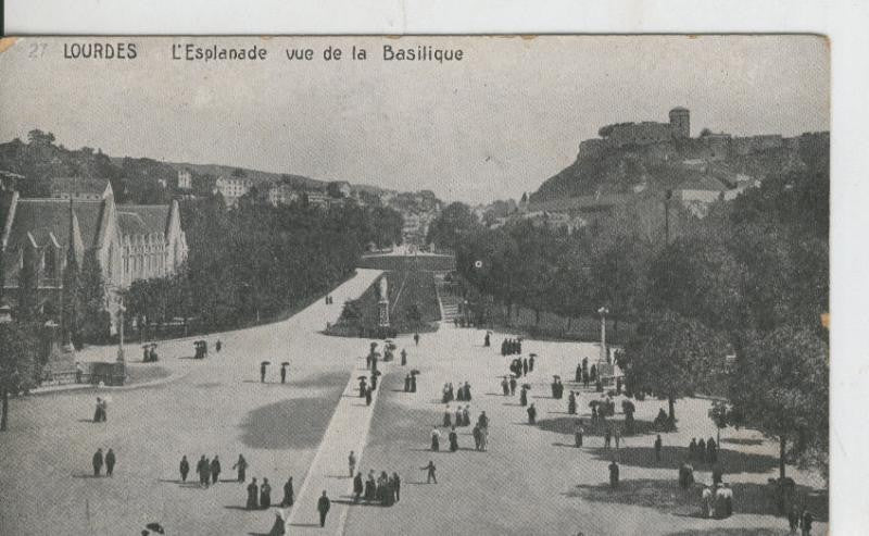 Postal B/N 0374 : Lourdes, L,Esplanade vue de la basilique