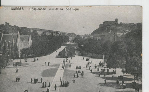 Postal B/N 0374 : Lourdes, L,Esplanade vue de la basilique