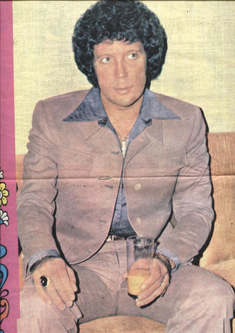 Lily numero 0711: poster central 26,5 x 37 cm de Tom Jones