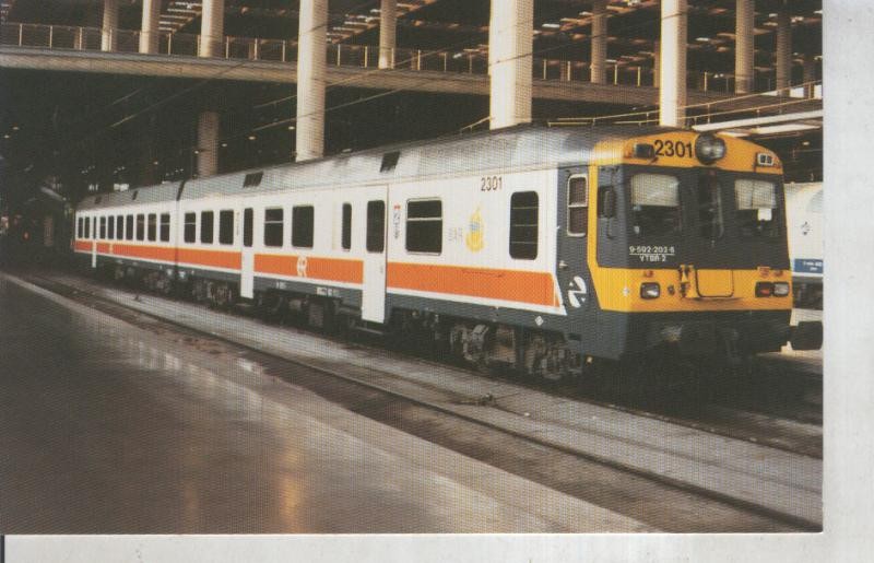 Postal 011218: Automotores diesel serie 592-001/140 en Madrid,atocha en 1995