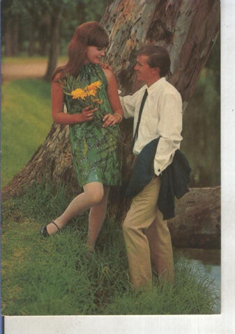 Postal 015264: Pareja apoyada en el tronco de un arbol