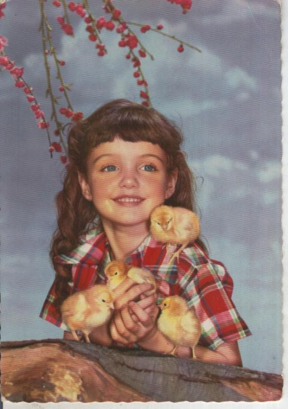 Postal 016147: Niña con pollitos