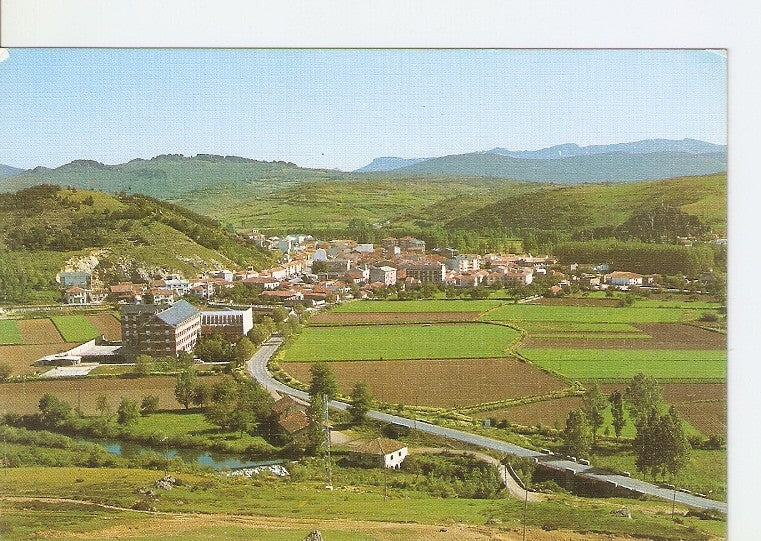 Postal 020218 : Cervera del rio Pisuerga. Al fondo montes Peñas negras y Peñalabra