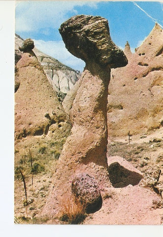 Postal 020543 : The fairy chimneys and the ruined first christian refugges near Zelve, Avonos - Turkey