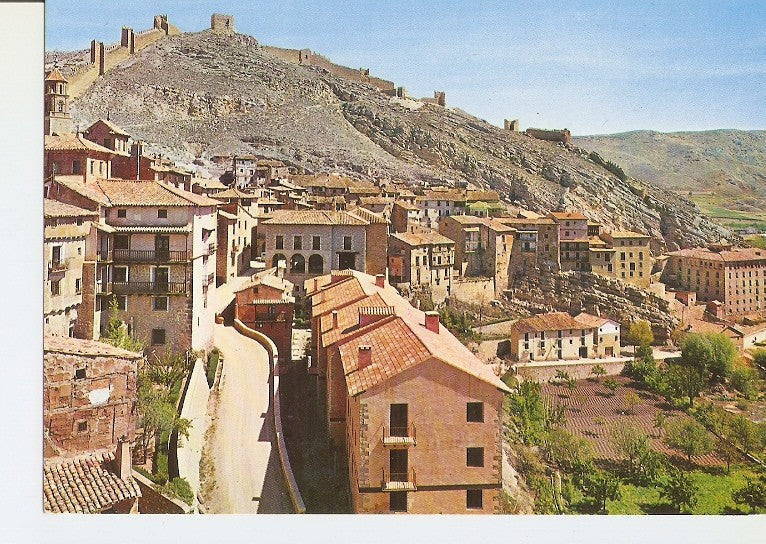 Postal 020629 : Panoramica y murallas al fondo, Albarracin - Teruel