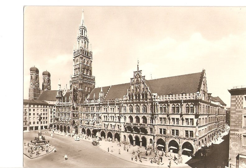Postal 021112 : Marienplatz mit Rathouaus und Frauenkirche