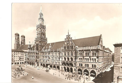 Postal 021112 : Marienplatz mit Rathouaus und Frauenkirche