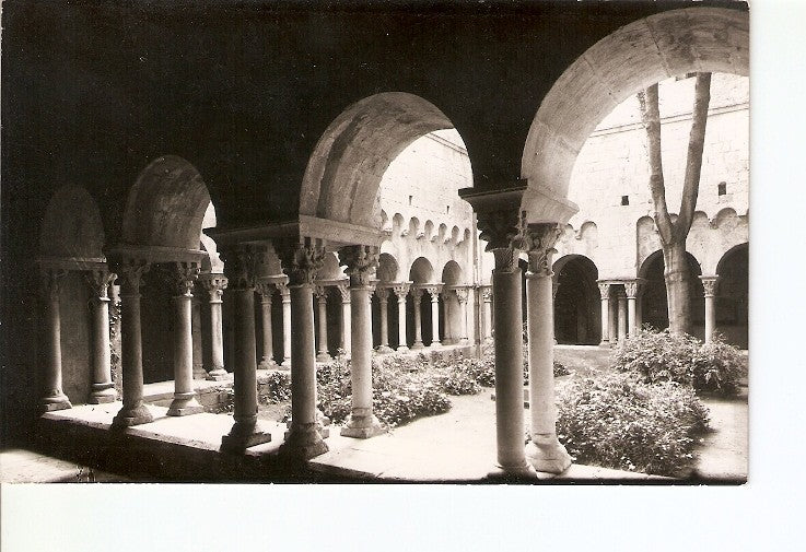 Postal 021440 : Claustros