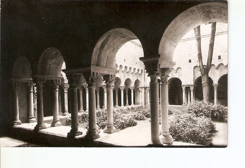Postal 021440 : Claustros