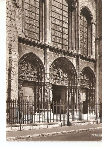 Postal 021728 : Chartres, La Cathedrale, portail royal et les trois verrieres