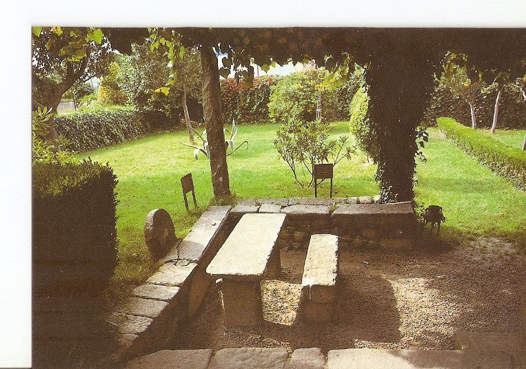 Postal 022675 : Mesa donde meditaba Rosalia, museo de Rosalia