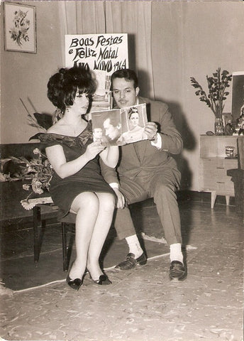 Postal 022868 : Foto pareja aguantando una revista