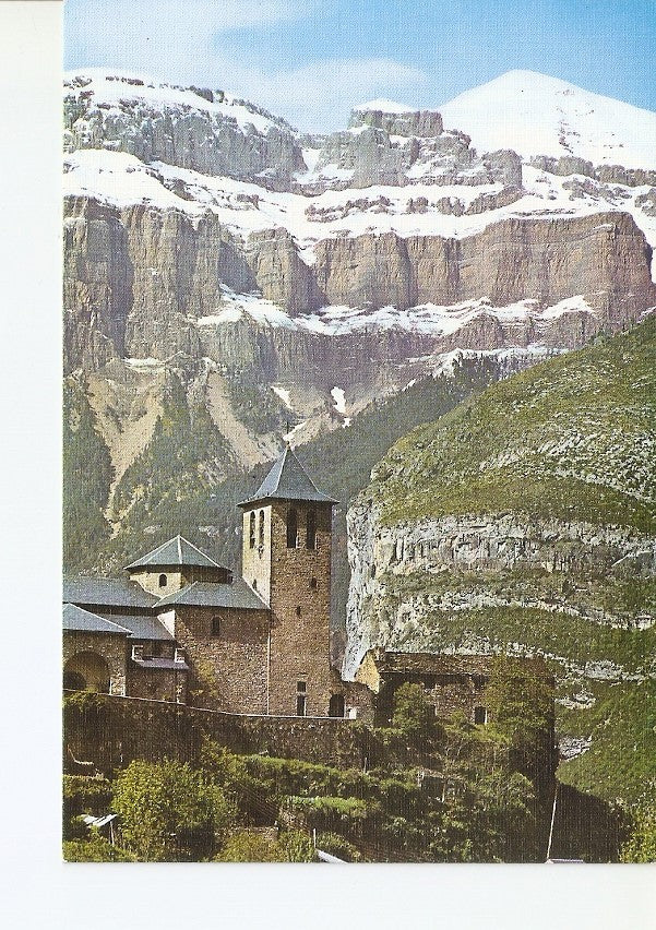 Postal 022919 : Torla, Valle de Ordesa, Pirineo Aragones-Iglesia Parroquial y Mondarruego al Fondo