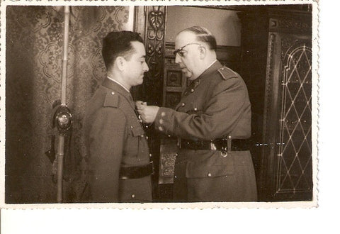 Postal 026542 : Poniendo medalla a militar