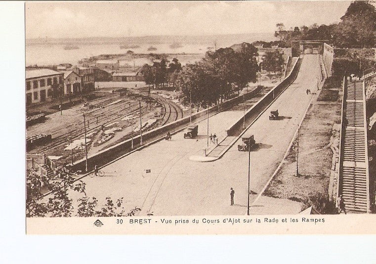 Postal 026971 : Brest - Vue prise du Cours dAjot sur Rade et les Rampes
