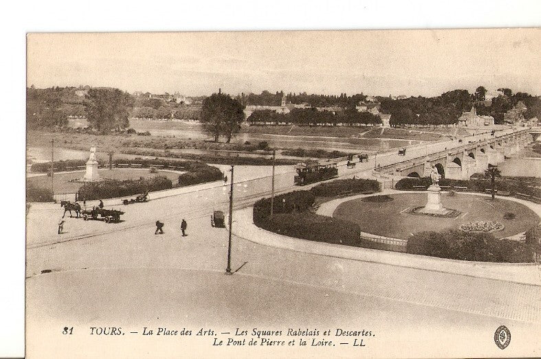 Postal 027012 : Tours, La Place des Arts - Les Squares Rabelais et Descartes. Le Pont de Pierre et la Loire