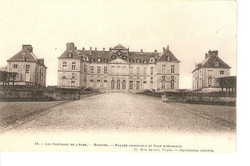 Postal 027037 : Les Châteaux de lAube - Brienne. Façade principale et Cour dHonneur