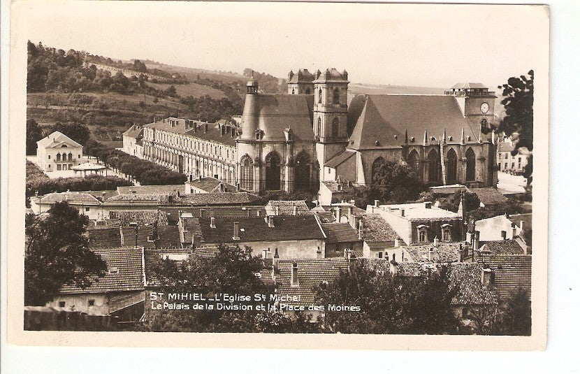 Postal 027079 : St. Mihiel - LEglise st Michel. Le Palais de la Division et la Place des Moines