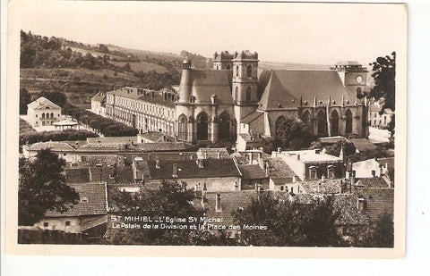 Postal 027079 : St. Mihiel - LEglise st Michel. Le Palais de la Division et la Place des Moines