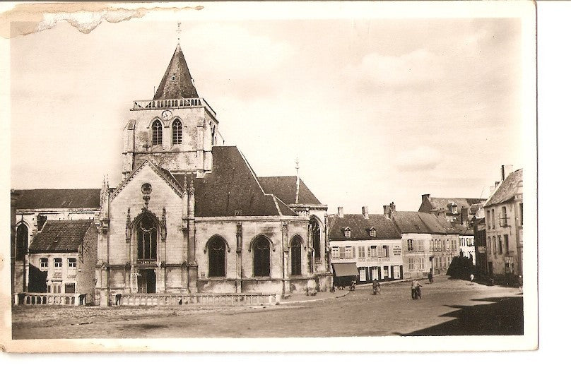 Postal 027160 : Ardres, La Place et lEglise
