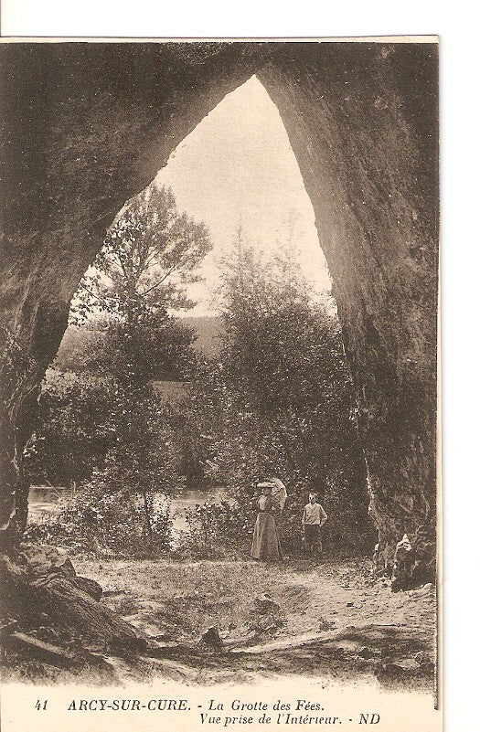 Postal 027272 : Arcy-Sur-Cure. La Grotte des Fees. Vue prise de lInterteur