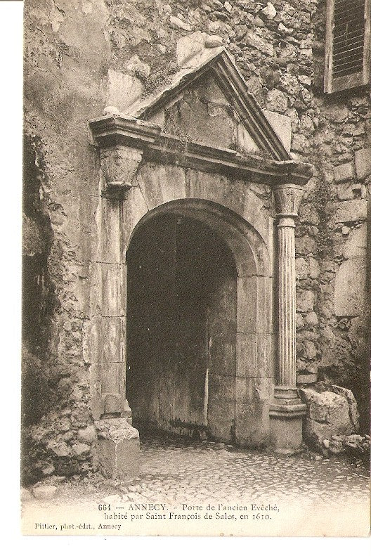 Postal 027305 : Annecy. Porte de lancien Evêche, habite par Saint François de Sales, en 1610