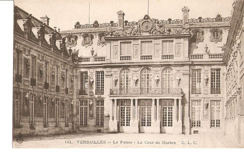 Postal 027363 : Versailles. Le Palais. La Cour de Marbre