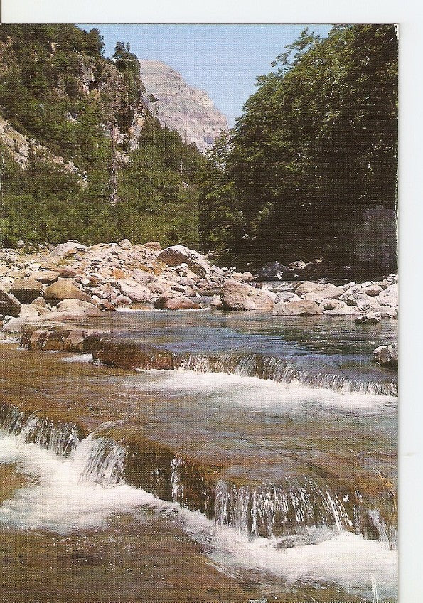 Postal 027554 : Cañon de Añisclo. Gradas del rio Vellos al fondo Macizo del Monte Perdido