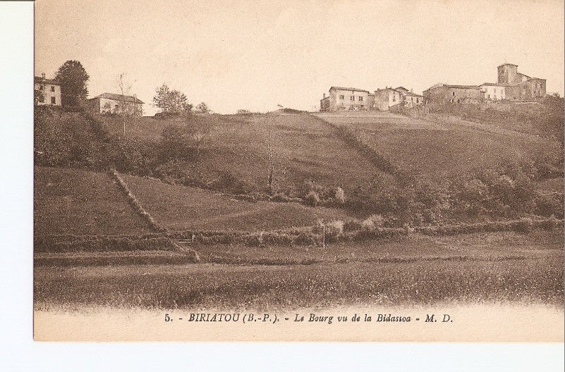 Postal 027689 : Biriatou. Le Bourg vu de la Bidassoa