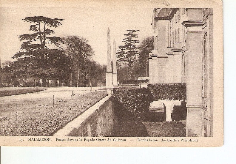 Postal 027697 : Malmaison. Fosses devant la Façade Ouest du Château, Ditchs before the Castles West-front