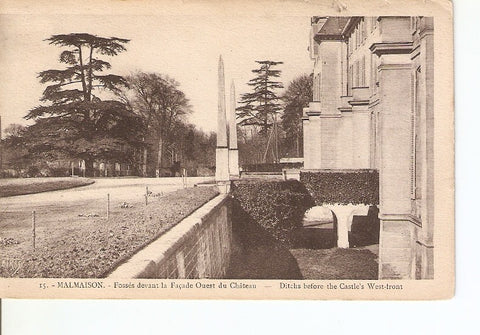 Postal 027697 : Malmaison. Fosses devant la Façade Ouest du Château, Ditchs before the Castles West-front