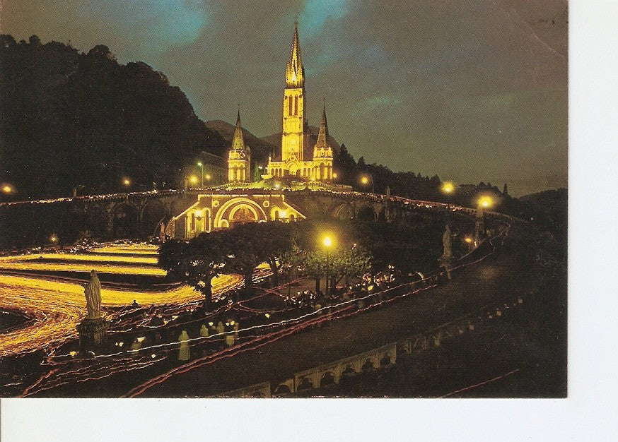 Postal 027789 : Lourdes (Hautes-Pyrenees), 1891 - La Basilique illuminee et la Procession aux Flambeaux