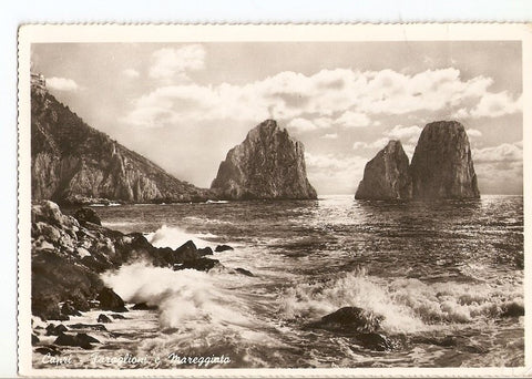 Postal 027868 : Capri - Faraglioni et houle